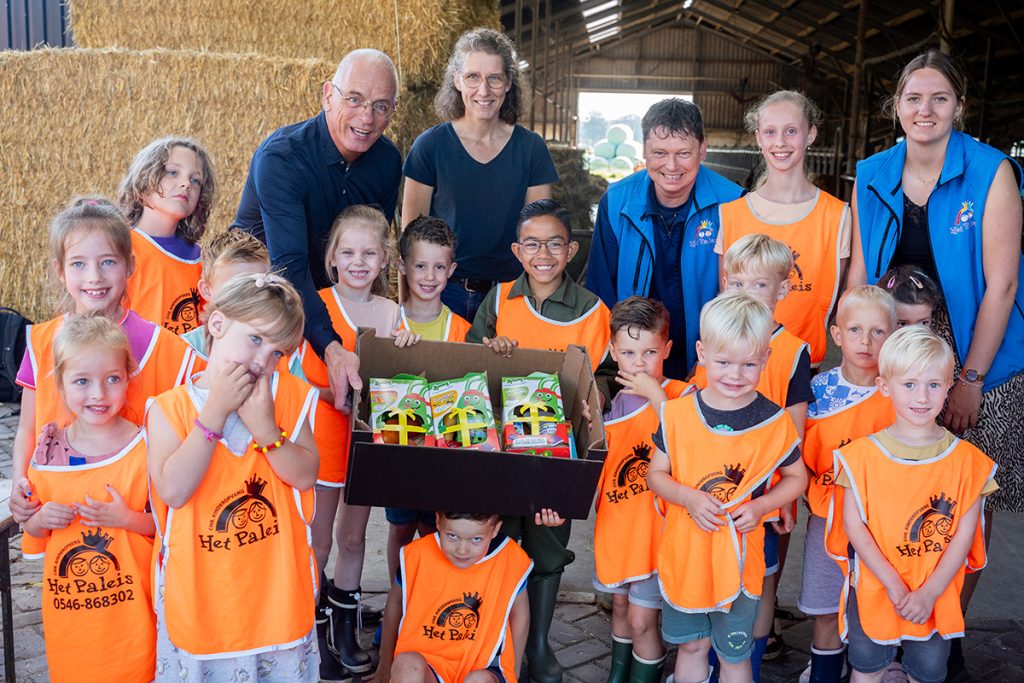 Overhandiging Gezonde Smikkelweken pakket door Wethouder